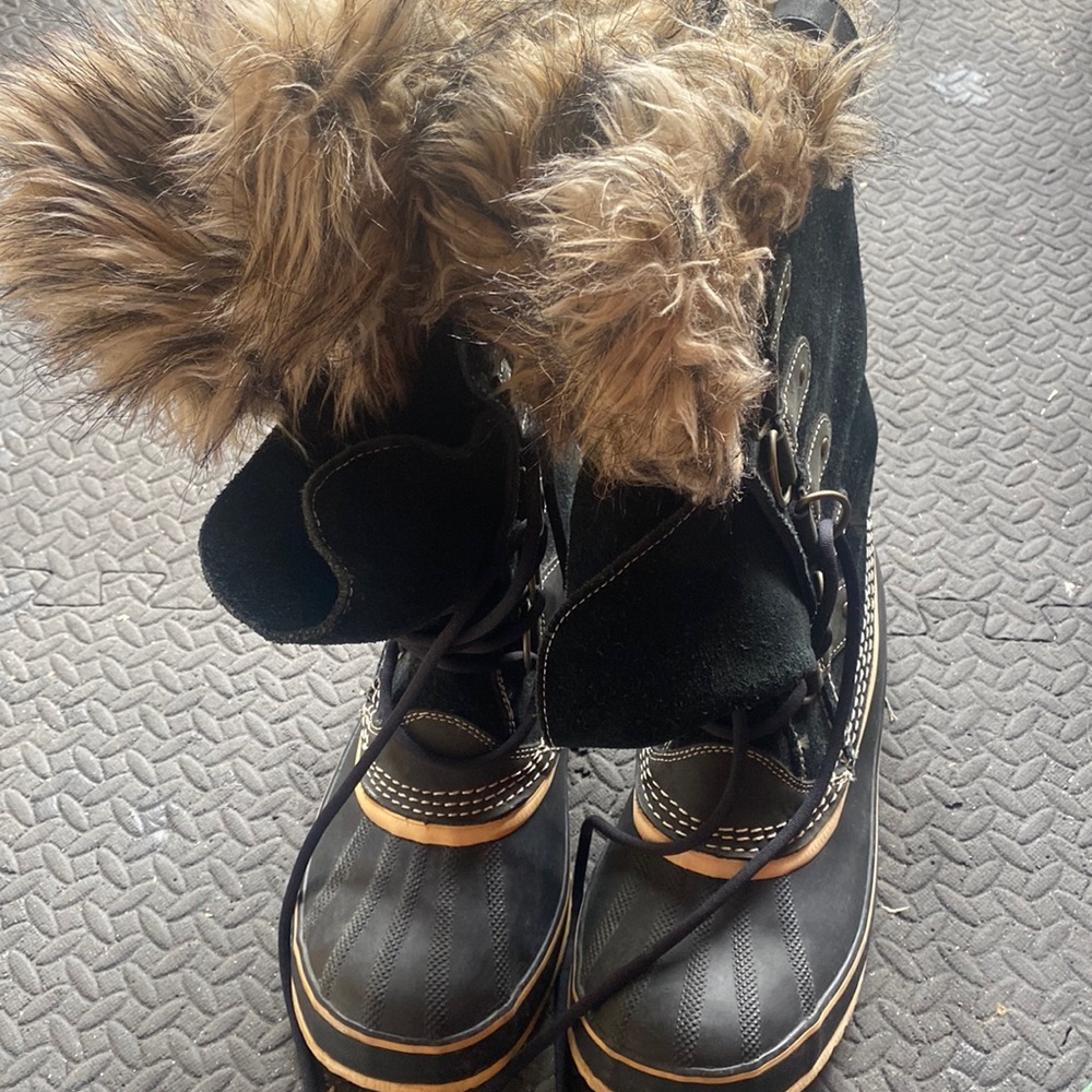 Women’s waterproof snow boots, suede and faux fur size 10 very good condition